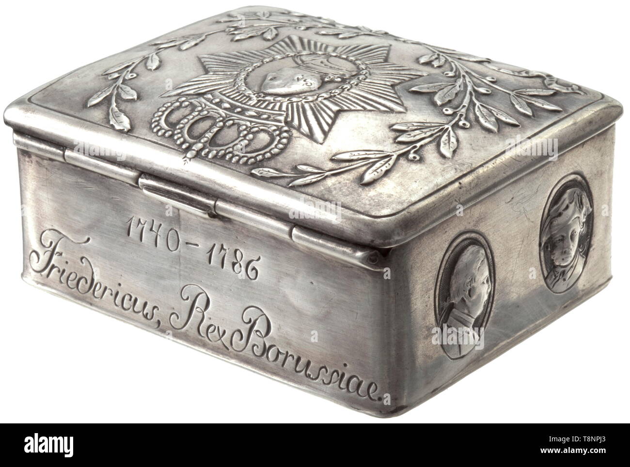 Eine preussische Silber snuffbox "Friedericus Rex', ca. 1790 Rechteckige snuffbox, mit Klappdeckel, Innen vergoldet. Auf dem Deckel eine ballige portrait Kartusche von Friedrich II. von der Star der Guard und einem Lorbeerkranz umgeben. An den Seiten weiter Porträt Kartuschen mit Darstellungen von Mitgliedern der königlichen Familie (?). Auf der Rückseite eingravierte Inschrift "1740-1786, Friedericus Rex Borussiae'. Auf der Vorderseite master' WBH'. Abmessungen 3,5 x 8 x 6 cm, Gewicht 145 g. historischen, geschichtlichen, Preußen, Preußen, Deutsche, Deutschland, Militaria, mil, Additional-Rights - Clearance-Info - Not-Available Stockfoto