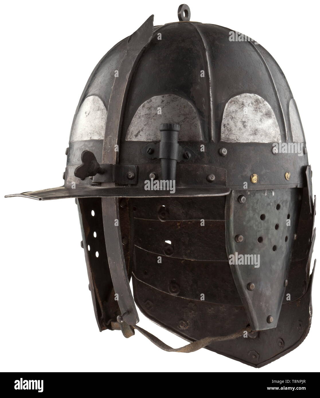 Einem Deutschen Schwarz Weiss Zischagge Ca 1630 Einteilige Schadel Mit Acht Rippen Mit Versetzten Halbrunden Dekorative Abschnitte Eingestreut Bugeleisen Ose Messing Grundplatte Genietet Spitze Spitze Mit Gedrehtem Rand Und Verstellbare Nasale Bar