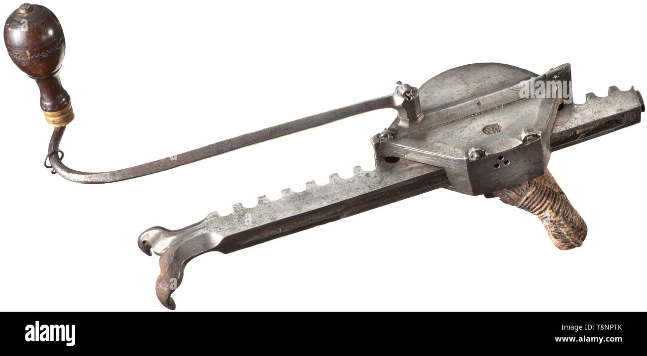 Eine cranequin, Nürnberg, datiert 1565 aus Eisen. Winkelgetriebe mit einem Messing gesäumten Master's Mark (Hirsch und Jagdhorn mit FS die Initialen''). Original Welle Schleife von geknoteten Schnüre Hanf gemacht. Gebogene Arm mit der ursprünglichen Kurbel drehte sich holz- mit einem Knochen Ferrule. Die Zahnstange mit bogensehne Klaue und fein graviertem Datum 1565, den Haken für den Riemen fehlt. Länge 34 cm. historischen, geschichtlichen, Armbrust, Armbrüste, Waffe, Waffen, Objekt, Objekte, Clipping, Ausschneiden, Ausschneiden, Ausschnitten, 16. Jahrhundert, Additional-Rights - Clearance-Info - Not-Available Stockfoto