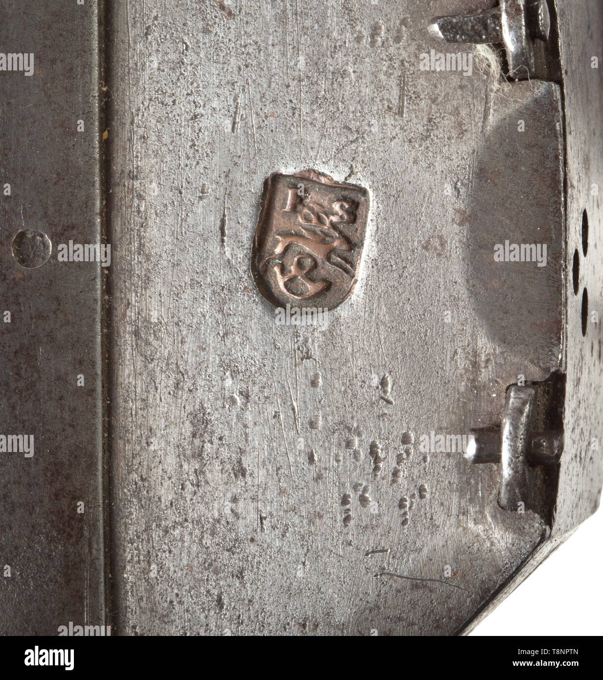 Eine cranequin, Nürnberg, datiert 1565 aus Eisen. Winkelgetriebe mit einem Messing gesäumten Master's Mark (Hirsch und Jagdhorn mit FS die Initialen''). Original Welle Schleife von geknoteten Schnüre Hanf gemacht. Gebogene Arm mit der ursprünglichen Kurbel drehte sich holz- mit einem Knochen Ferrule. Die Zahnstange mit bogensehne Klaue und fein graviertem Datum 1565, den Haken für den Riemen fehlt. Länge 34 cm. historischen, geschichtlichen, Armbrust, Armbrüste, Waffe, Waffen, Objekt, Objekte, Clipping, Ausschneiden, Ausschneiden, Ausschnitten, 16. Jahrhundert, Additional-Rights - Clearance-Info - Not-Available Stockfoto
