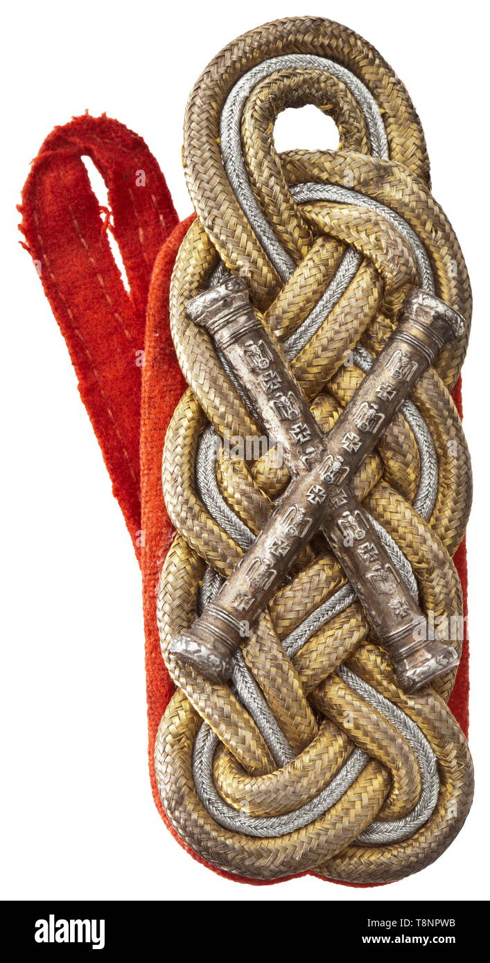 Fedor von Bock (1880-1945) - eine Zigarette aus der Kronprinz, ein schulterstücke General Feldmarschall und verschiedene insignia Präsentation zigarette Fall von Kronprinz Wilhelm, Weihnachten 1917. Silber, mit der angewandten blau emailliert, Gold Crown Prince's Monogramm, die innen mit einer gravierten Widmung "Herrn Major von Bock - Wilhelm - Weihnachten 1917' und '925'-Markierung der Feinheit, Abmessungen 80 x 110 mm, Gewicht 160 g. Der Kronprinz, in dessen Armee Gruppe 'Deutscher Kronprinz' von Bock war ein General Staff Officer, geschätzt von Bock so sehr, dass er die Pour l, Editorial-Use - Nur angeforderte Stockfoto