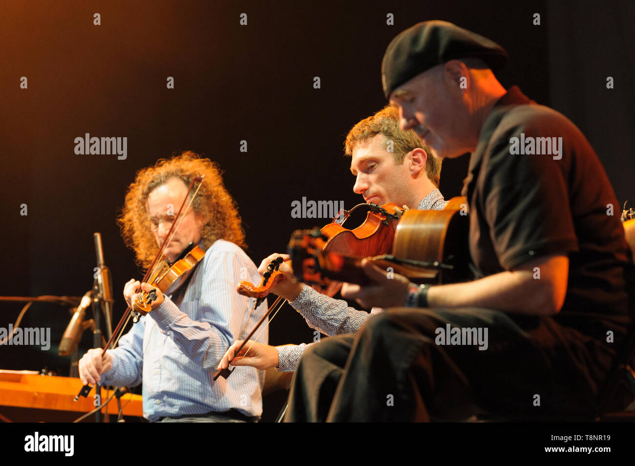 Martin Hayes, Caoimhin O'Raghallaigh und Dennis Cahill Der zwielicht beim WOMAD-Festival, Charlton Park, UK, 27. Juli 2014. Stockfoto