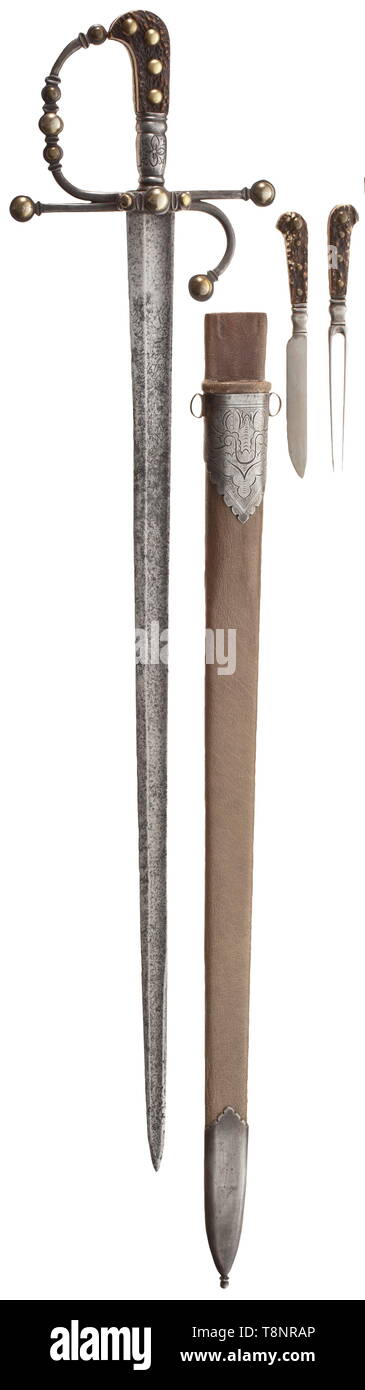 Eine Sächsische Jagd Schwert, datiert 1695 Schlank-umrandete mit Zweischneidiges point und Flachbild fullers auf beiden Seiten Blade. Das obere Drittel geätzt auf beiden Seiten mit dem sächsischen Wappen unter ein Wahlsystem hat, durch Blättern Blättern und das Motto oli Deo gloria" überwunden. Die Wurzel, die DATE-Angabe '1695'. Undeutlich ätzen, teilweise Verblasst wegen Reinigung. Bügeleisen Achsschenkel-bow Griff mit dekorativen Nieten aus Messing, auf der Vorderseite mit einem Ring und durchbohrte Schutzblech. Graviert eisernen Griff Ferrule. Horn Griff Skalen, Bügeleisen hohlen Nieten Dez, Additional-Rights - Clearance-Info - Not-Available Stockfoto