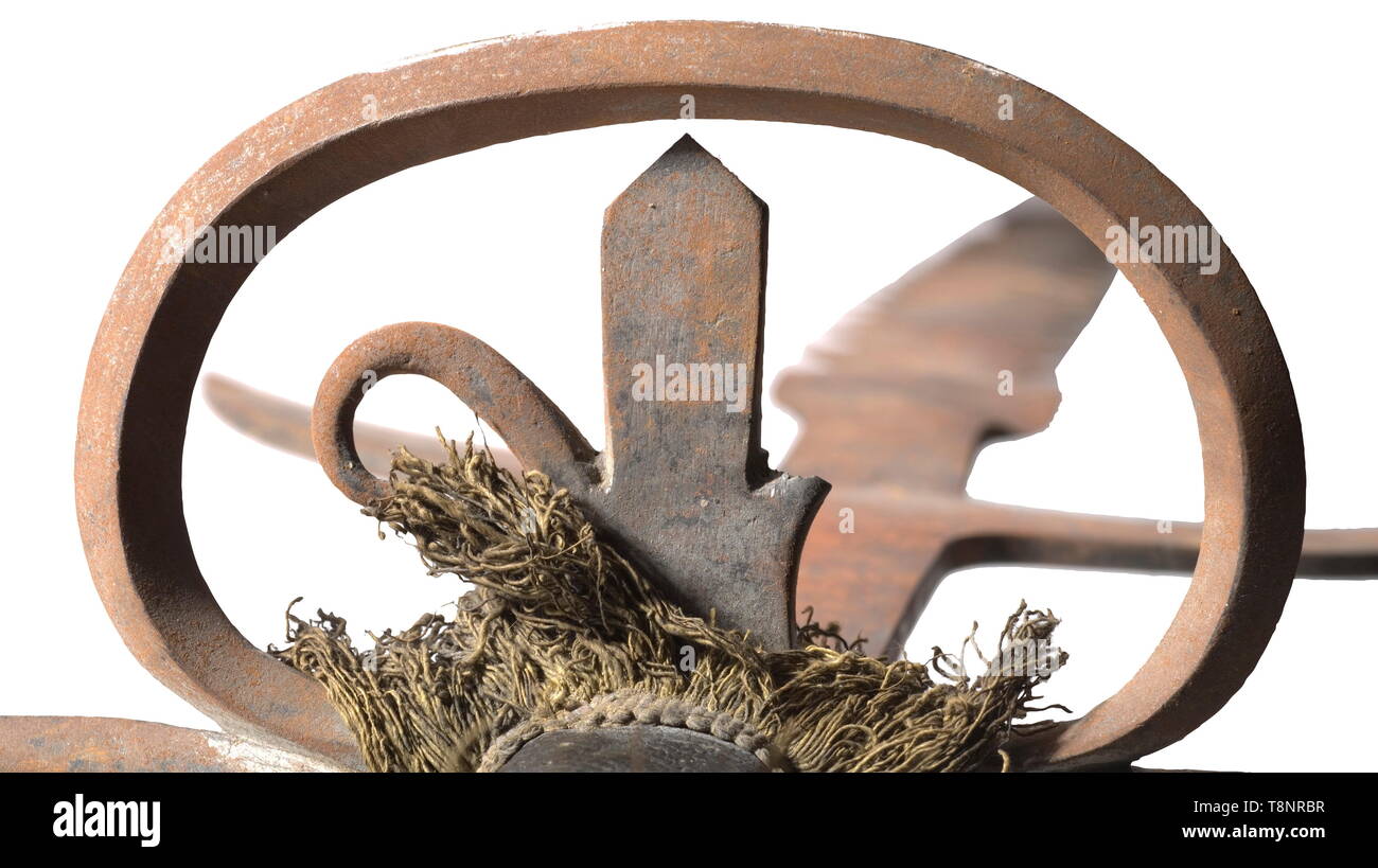 Eine beidhändige flamberge, historische Reproduktion mittels eines ursprünglichen Blade breit geschwungene Klinge. Die lange Fehlschärfe hat schweren Wachen in die Klinge. Weit ausgefahren quillons mit quadratischem Querschnitt, die kreuzblumen in Drei aufgeteilt sind und rollte nach innen. Große parieren Ringe auf beiden Seiten mit Lily Dekoration (leicht beschädigt). Leder Griff Cover (Original?) mit Resten der dekorativen Fransen. Leicht oval Knauf. Länge 184.5 cm. historischen, geschichtlichen, Schwert, Schwerter, Waffen, Waffen, Waffen, arm, Kampf gerät, Militär, Militaria, Objekt, Objekte, Additional-Rights - Clearance-Info - Not-Available Stockfoto