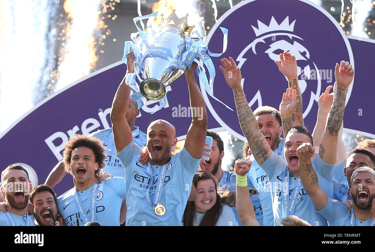 Von Manchester City Vincent Kompany hebt die Premier League Trophy in der  englischen Premier League Fußball Match zwischen Brighton Hove Albion und Manchester  City an der Amex Stadion in Brighton. Foto James