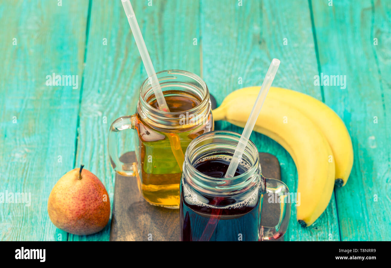 Gläser Saft mit Früchten auf Tisch Stockfoto