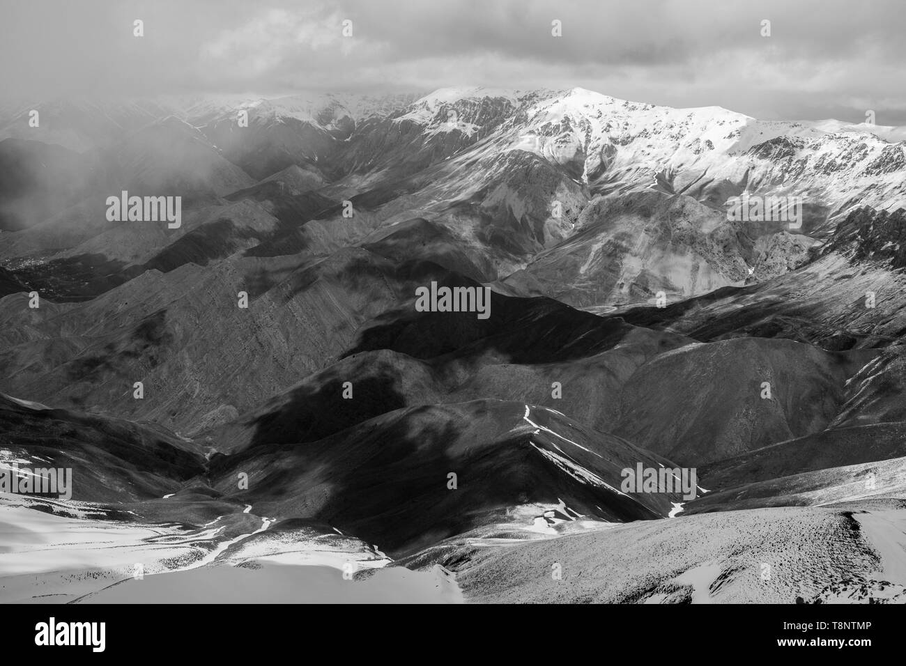 Eine Landschaft der schneebedeckten Berge in Teheran, Iran. Stockfoto