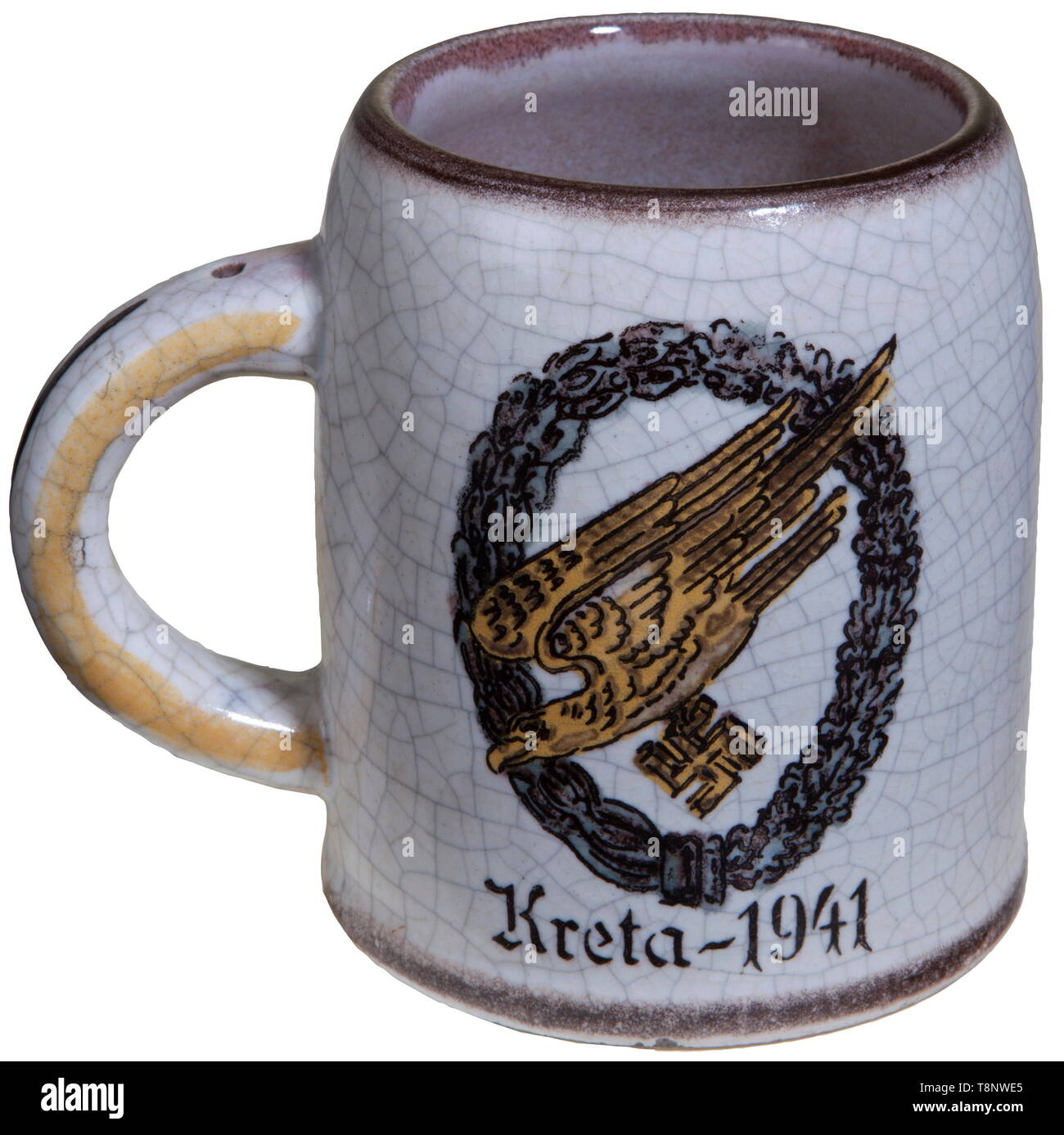 Eine Luftwaffe stein Glasierte keramische Stein. Höhe 12 cm, Durchmesser 7,5 cm. Die Fallschirmjäger Abzeichen, Inschrift "Kreta 1941', Stadt Szene bezeichnet 'Die Stadt Gardelegen." Die base mit geprägten Nummer "4022." USA-Lot, Seite 5 Siehe. historischen, geschichtlichen, Luftwaffe, Zweig, Zweige, bewaffneten Service, Streitkräfte, Militaria, Militär, Luftwaffe, Objekt, Objekte, Stills, Clipping, Clippings, Ausschneiden, Ausschnitten, 20. Jahrhundert, Editorial-Use - Nur Stockfoto