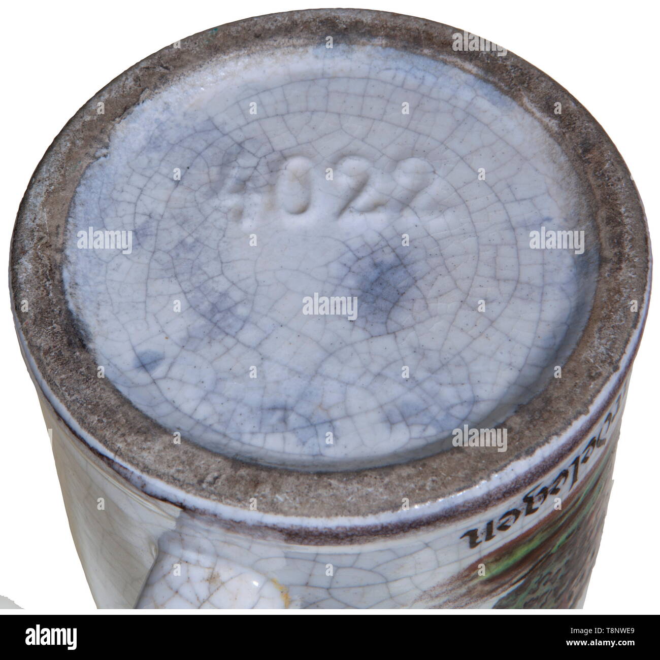 Eine Luftwaffe stein Glasierte keramische Stein. Höhe 12 cm, Durchmesser 7,5 cm. Die Fallschirmjäger Abzeichen, Inschrift "Kreta 1941', Stadt Szene bezeichnet 'Die Stadt Gardelegen." Die base mit geprägten Nummer "4022." USA-Lot, Seite 5 Siehe. historischen, geschichtlichen, Luftwaffe, Zweig, Zweige, bewaffneten Service, Streitkräfte, Militaria, Militär, Luftwaffe, Objekt, Objekte, Stills, Clipping, Clippings, Ausschneiden, Ausschnitten, 20. Jahrhundert, Editorial-Use - Nur Stockfoto