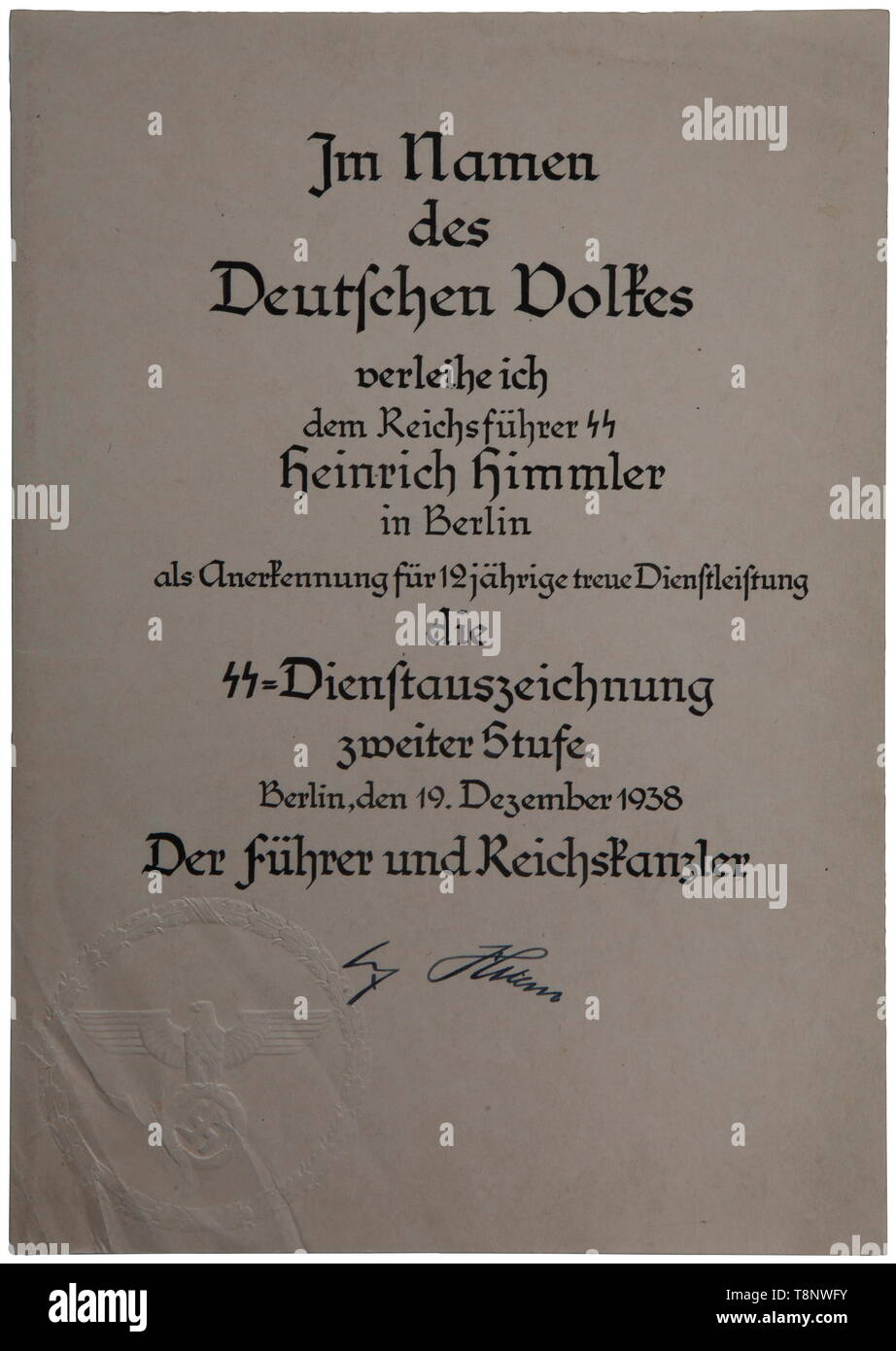Heinrich Himmler's Award Dokument für eine SS-Medaille, Grad II ausgestellt in Berlin Reichsführer SS Heinrich Himmler, von Adolf Hitler, 19. Dezember 1938, für 12 Jahre Dienst in der SS. Größe 30 x 22 cm. Der Text ist in der feinen Kalligraphie abgeschlossen. Untere linke Ecke verfügt über einen erhöhten Dichtung bestehend aus einem Adler und Hakenkreuz in einem Lorbeerkranz, auf der rechten Seite eine Unterschrift von Adolf Hitler. Sehr selten. USA - Los, Seite 5 Siehe. historischen, historische, 20. Jahrhundert, 1930S, 1940s, Waffen-SS, bewaffneten Division der SS, bewaffneten Service, Streitkräfte, NS, Nationalsozialismus, Nationalsozialismus, Thi, Editorial-Use - Nur Stockfoto