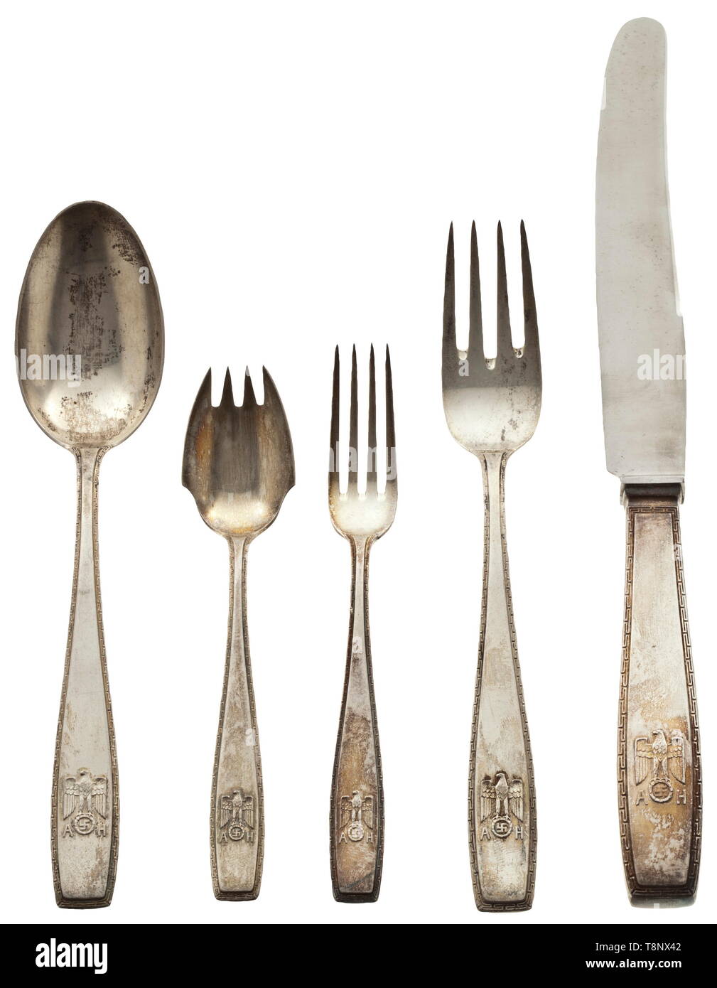 Adolf Hitler - fünf Besteck Stücke aus seinem persönlichen Tisch Besteck Löffel, ein Abendessen Abendessen Gabel und Messer mit Klinge aus. Auch, einer kleinen Gabel und Löffel mit gespaltener Zähne, den Griff jedes Stück mit Mäander Streifenbildung und eine nationale Eagle in der Entlastung über die Initialen "AH". Feinheit Stanzen '800' mit Halbmond und Krone. Längen zwischen 14 und 25 cm. Gesamtgewicht ca. 250 g, historischen, historische, 20. Jahrhundert, 1930er Jahre, NS, Nationalsozialismus, Nationalsozialismus, Drittes Reich, Deutsche Reich, Deutschland, Deutsche, Nationalsozialismus, Nationalsozialismus, Nationalsozialismus, Faschismus, Editorial-Use - Nur Stockfoto