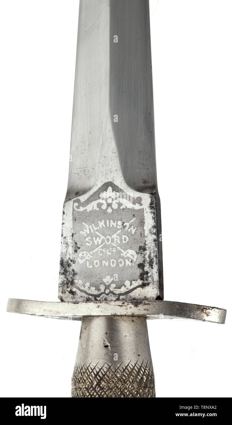 Eine Fairbairn-Sykes Messer kämpfen, circa 1940 Typische, zweischneidige Klinge aus Diamant Abschnitt mit Geätzten fehlschärfe (' Wilkinson Sword, London" und "Die F-S Messer Kämpfen"). S-förmigen Querschnitt-Guard aus vernickeltem Stahl, vernickelt, karierten Griff aus NE-Metallen. Braune Lederscheide (Tuch band oben eingerissen) mit Nickel Mantel. Gesamtlänge ca. 33 cm. historischen, historische, 20. Jahrhundert, Additional-Rights - Clearance-Info - Not-Available Stockfoto