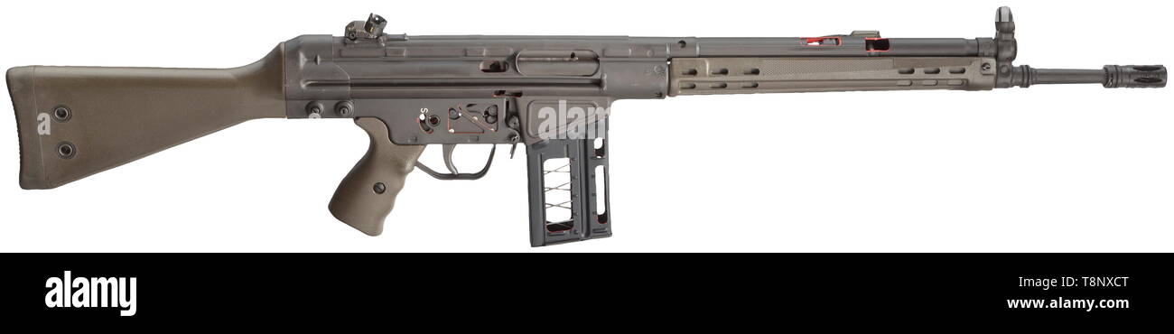 Eine Heckler & Koch G3A3, werkseitige Vorführmodell mit Prototyp Zweibein und drei Lager Versionen Cal. 7,62 x 51. Bundeswehr Sturmgewehr, weltweit ausgebreitet. Dioptrien Anblick drum. 20-shot bar Magazin. Oliv-grün Kunststoff Standard Version mit fester Schulterstütze. Auf dem Stativ montiert. Querschnittsfläche deutlich in rot dargestellt. Alle Teile beweglich. Zubehör: Prototyp eines massiven Zentrum Zweibein faltbar in Richtung der Vorderseite zur Befestigung im vor-Magazin mit gestanzten Blech Handschutz. Feste Nussbaum Schulterstütze arrangiert als Vorführmodell, Additional-Rights - Clearance-Info - Not-Available Stockfoto