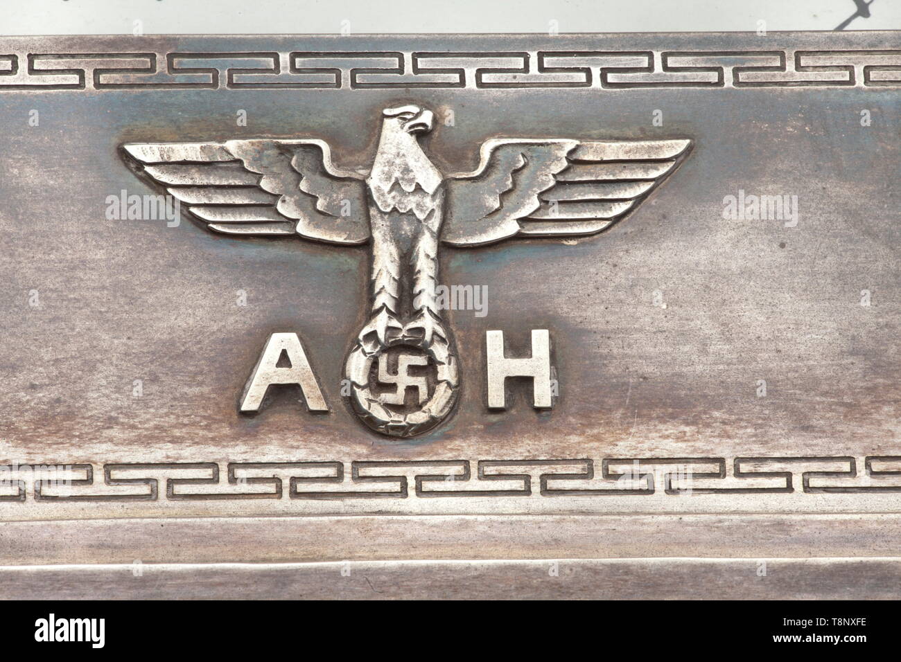 Adolf Hitler - ein offizielles Silber Präsentation Rahmen mit Widmung Foto von 1941 zum Gauleiter Otto Telschow, einschließlich Fall Hälfte Portrait von Hoffmann von Adolf Hitler in Uniform. Handschriftliche Widmung und Unterschrift mit Tinte (Tr.) "Zu meiner alten und treuen Gauleiter Otto Telschow anlässlich von seinen 65. Geburtstag mit den besten Wünschen - Adolf Hitler - München, 27./Febr. 1941' handschriftlich mit Tinte. Hinter Glas in der Hand Hammered silver Rahmen mit drei-stufig profilierte Grenze und Party eagle angewandt auf die untere Grenze mit Anfangsbuchstaben 'A' und 'H', die von einem Mäander Muster eingerahmt. Upp, Editorial-Use - Nur Stockfoto