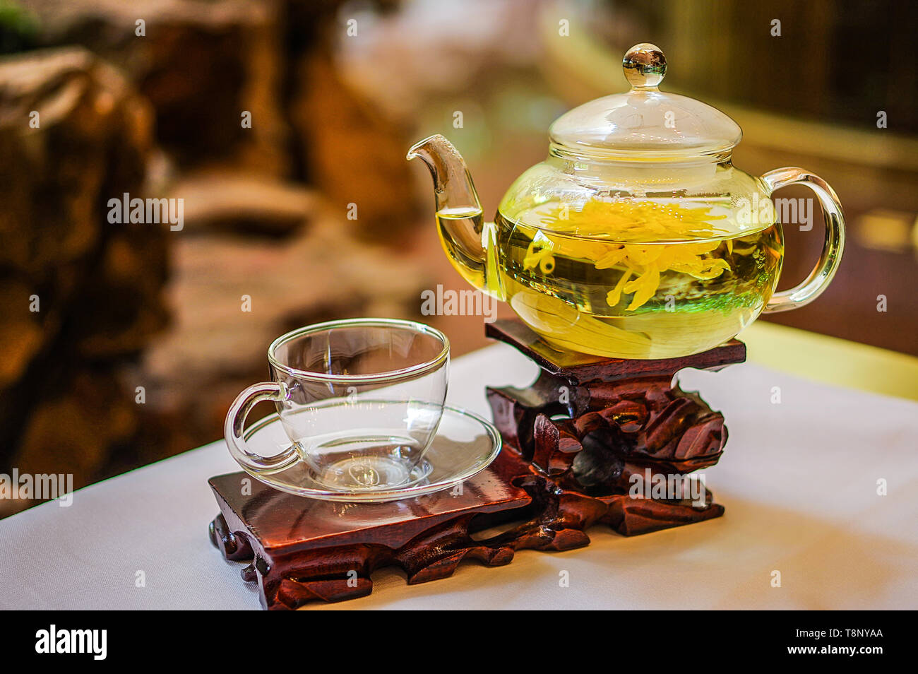 Traditionelle Chinesische chrysanthemum Tee im Glas Teekanne auf Holzplatte Stockfoto