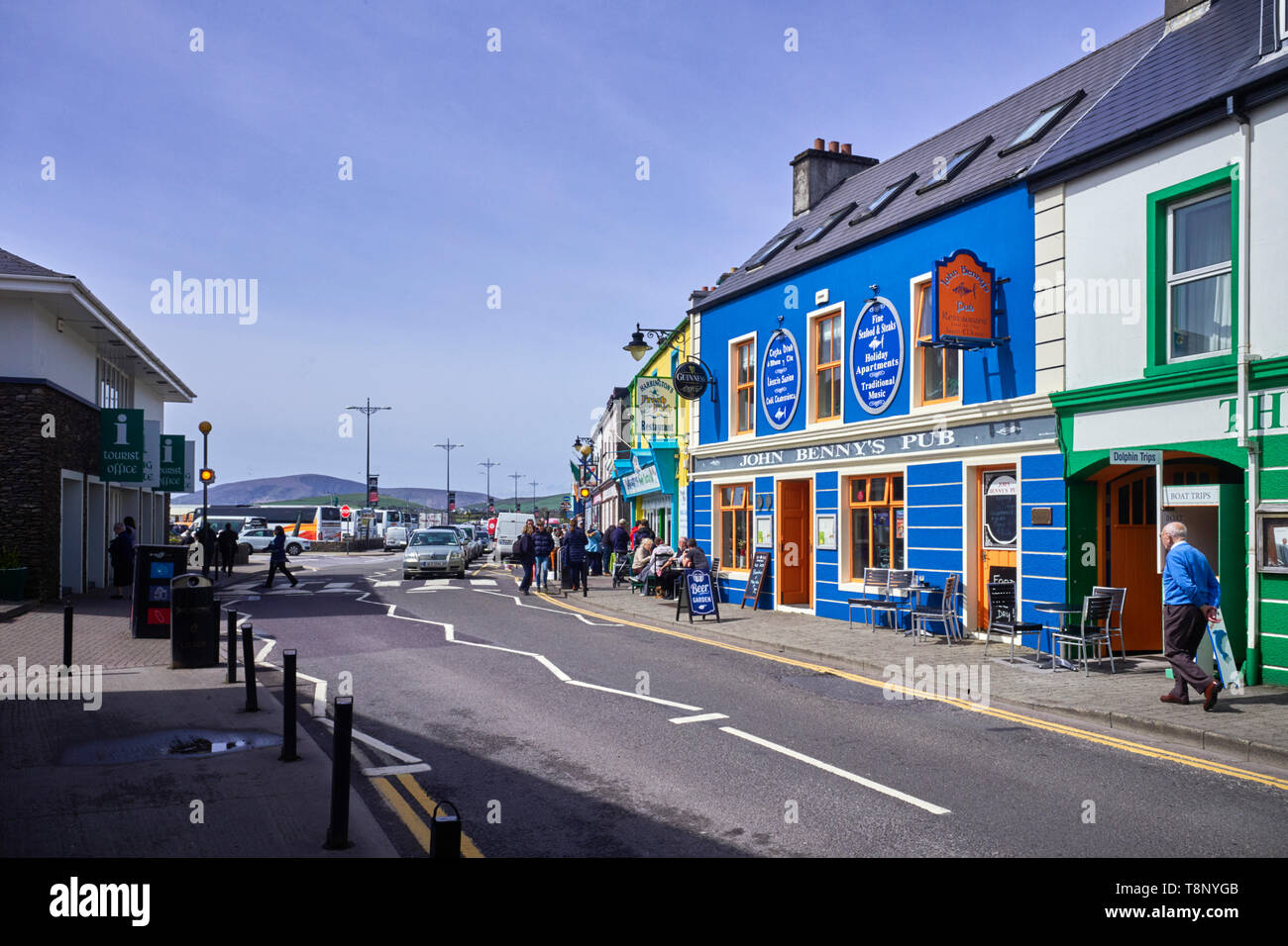 Strand Street mit Pubs, Geschäften und Fremdenverkehrsbüro in Kenmare, County Kerry, Irland Stockfoto