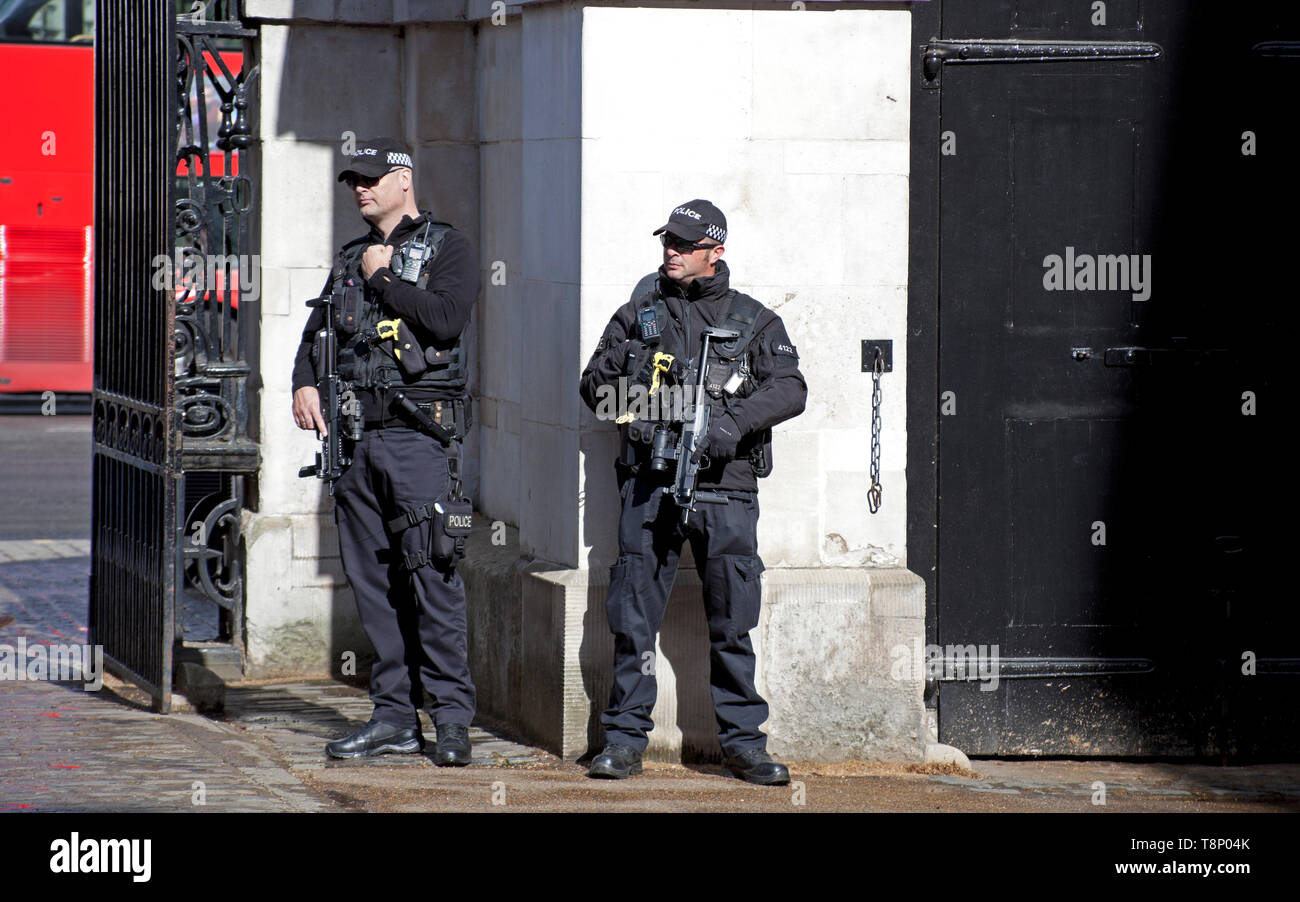 Zwei bewaffnete Polizisten, Horseguards Eingang, London, England, Großbritannien Stockfoto