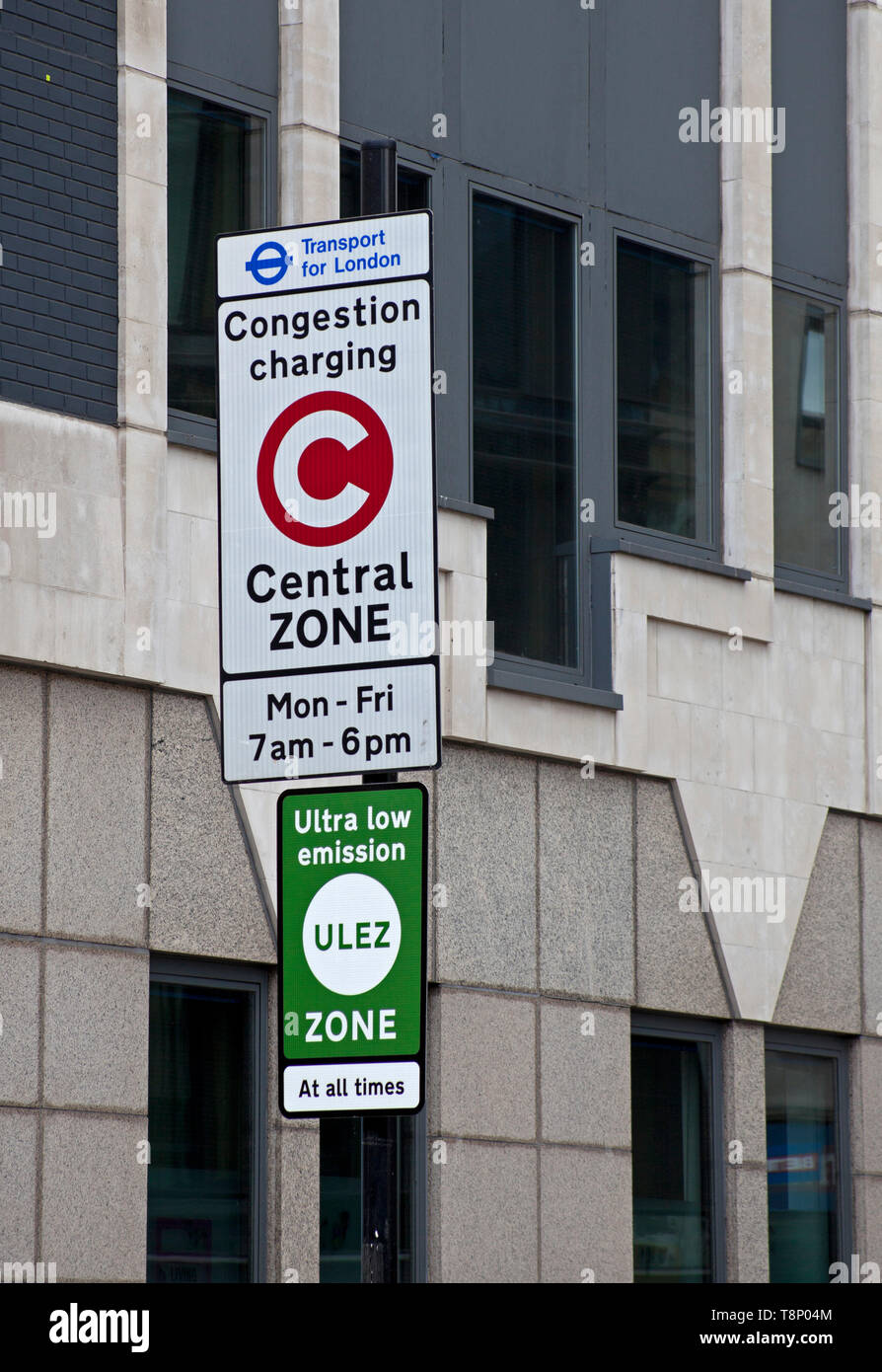 Verkehrsüberlastung zusammen Aufladen mit Ultra Low Emission Zone Schild in der Nähe der Tower Bridge, London England. Großbritannien Stockfoto