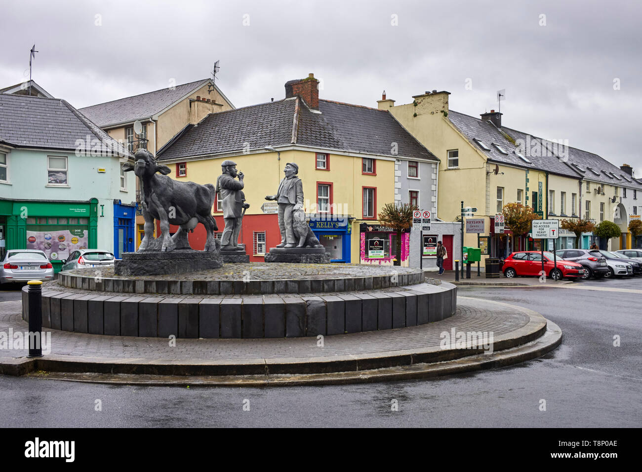 Statuen auf den Kreisverkehr auf dem Marktplatz, Ennis, County Clare, Irland Stockfoto