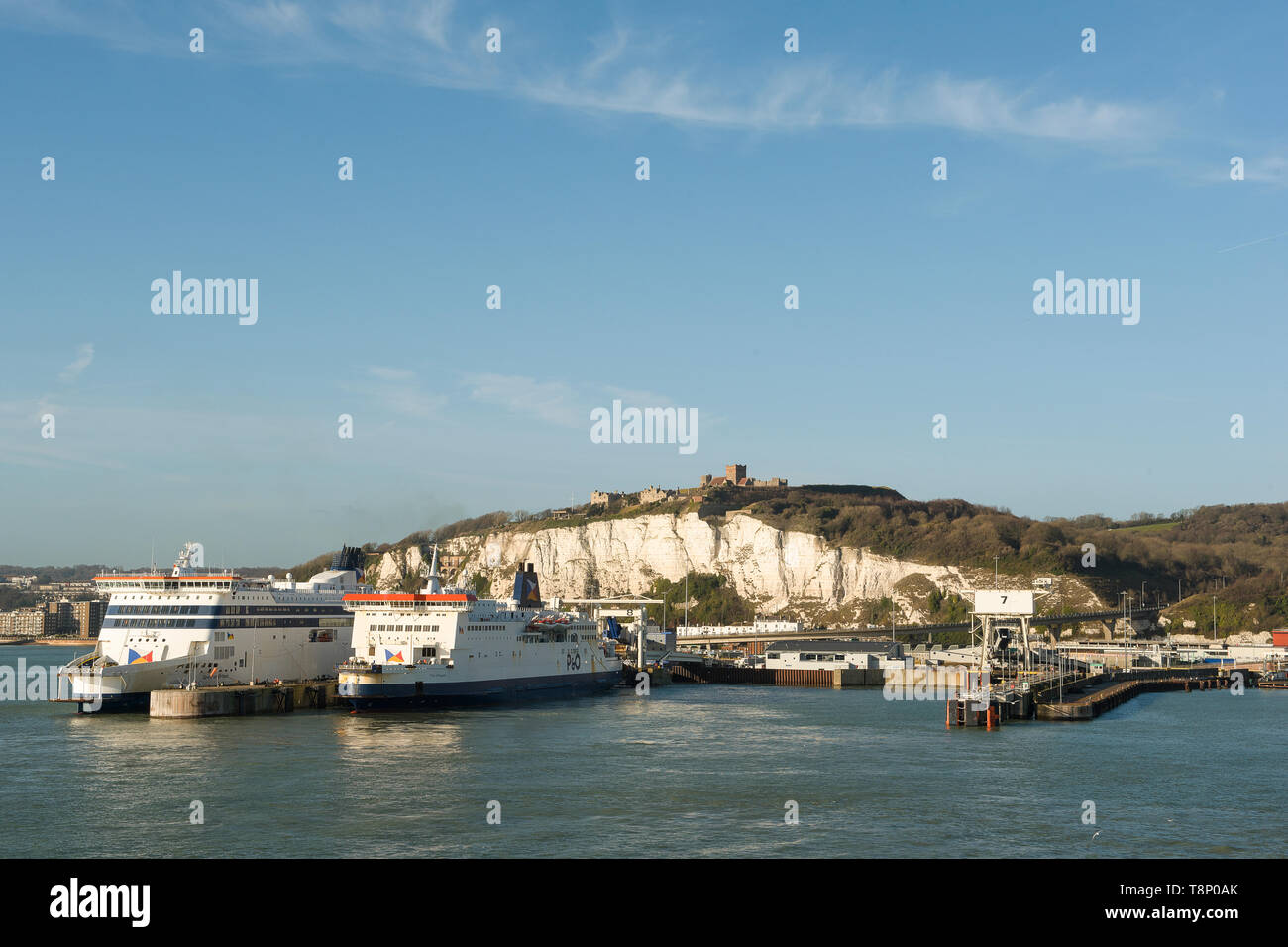 Dover, Großbritannien - Dezember, 18 2017; Hafen von Dover, mit weißen Klippen und das Dover Castle und zwei Fähren von P&O Schiffe im Hafen liegen Stockfoto