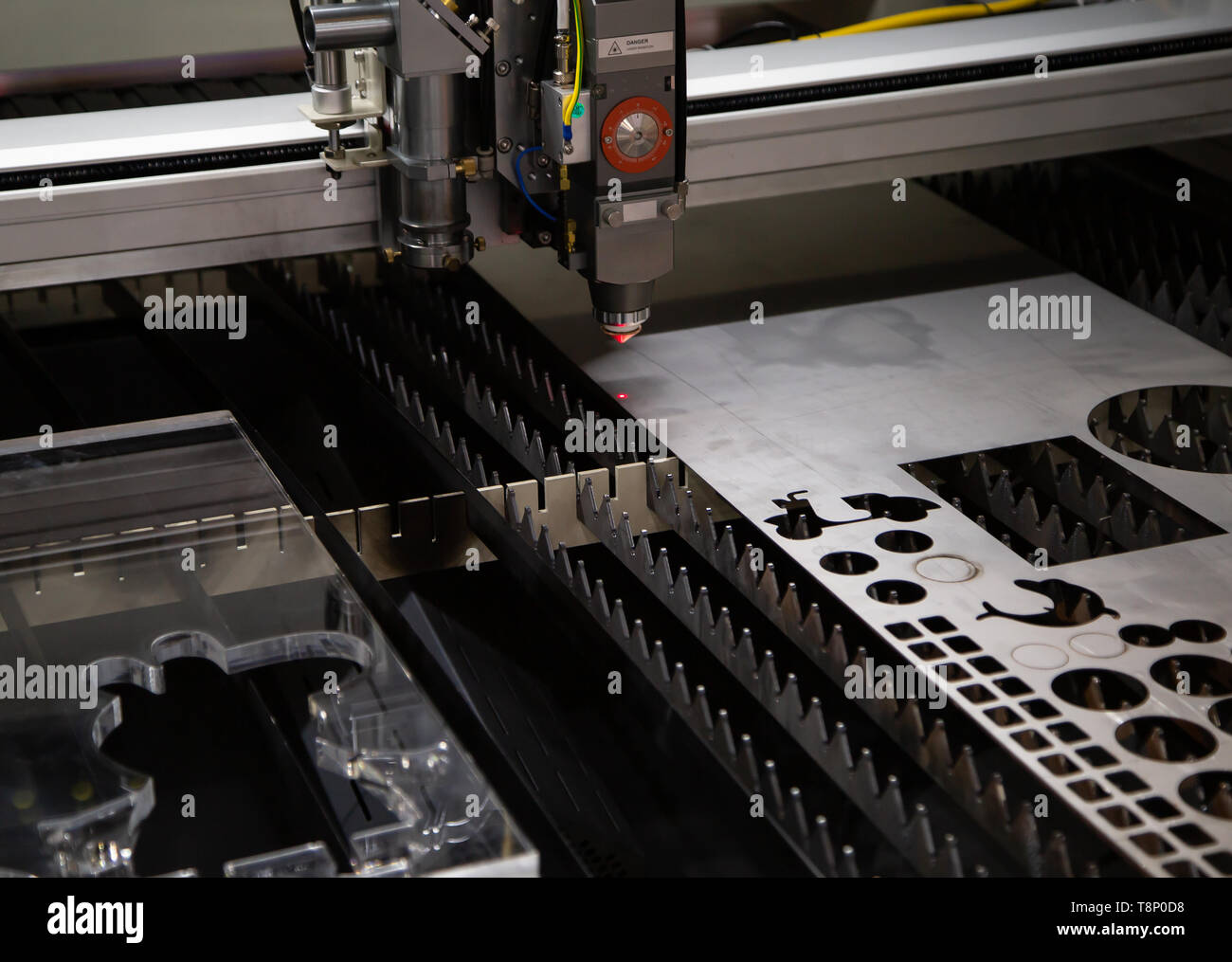 Fiber Laser Schneidemaschine Schneiden der Blechplatte Stockfotografie -  Alamy