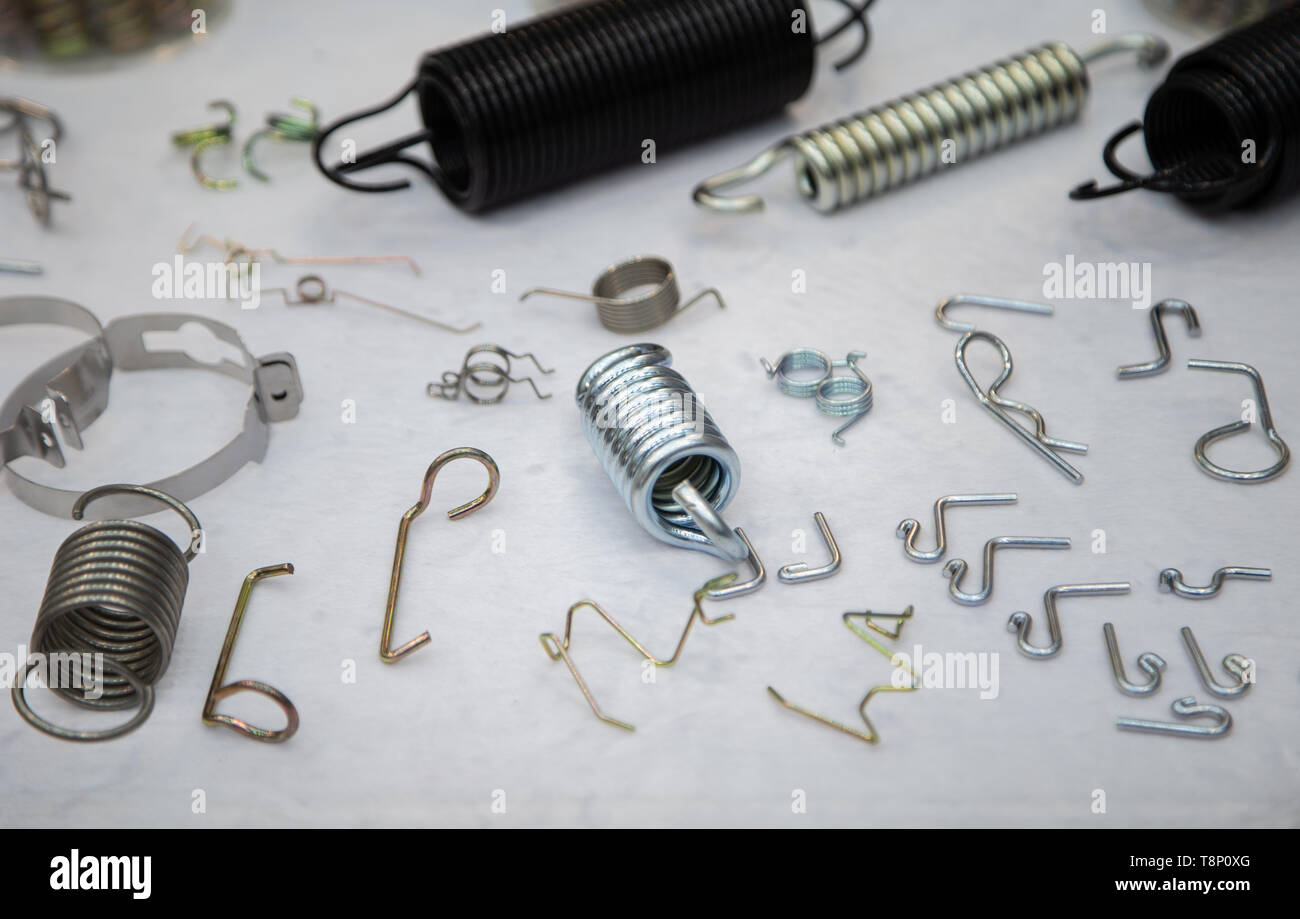 Verschiedene Arten Von Flexiblen Druck-, Zug- Und Schenkelfedern  Stockfotografie - Alamy