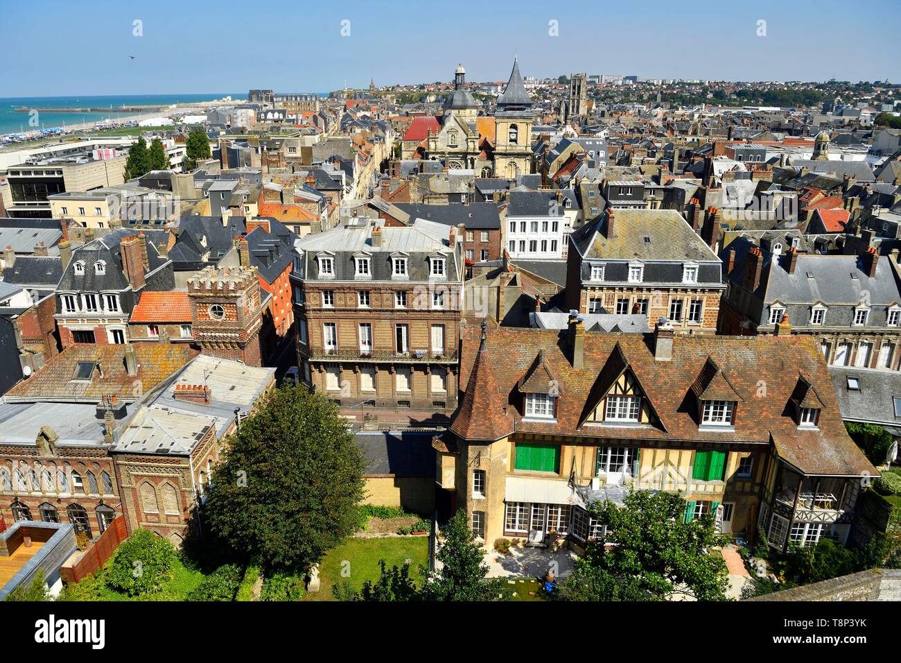 Frankreich, Seine Maritime, Pays de Caux, Cote d'Albatre, Dieppe, die Saint Remy Kirche und Saint Jacques Kirche im Hintergrund Stockfoto