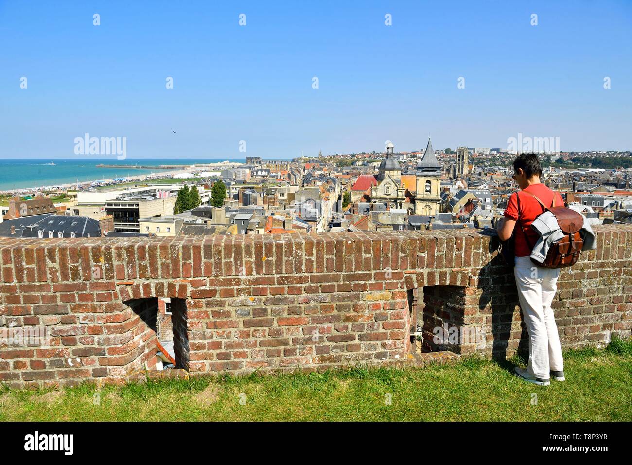 Frankreich, Seine Maritime, Pays de Caux, Cote d'Albatre (Alabaster Küste), Dieppe, Museum, Dieppe schloss im fünfzehnten Jahrhundert, die Stadtmauer, die Saint Remy Kirche und Saint Jacques Kirche im Hintergrund Stockfoto