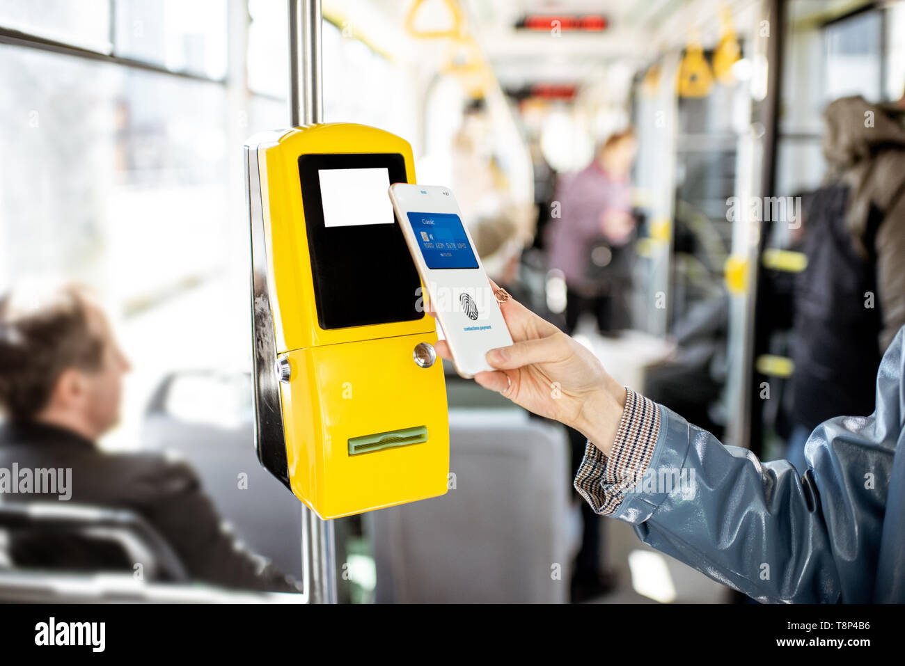 Zahlen conctactless mit Smartphone für die öffentlichen Verkehrsmittel in der Straßenbahn, Nahaufnahme Stockfoto
