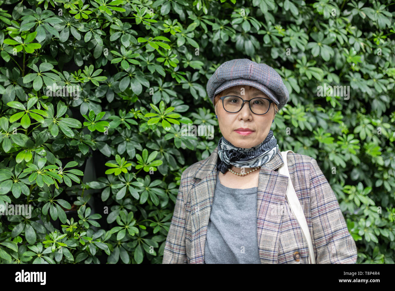 Modische taiwanesischen Frau der Chinesischen Ethnie gegen Hintergrund grün Stockfoto