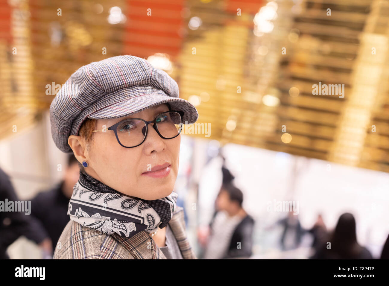 Modische taiwanesischen Frau der Chinesischen Ethnie in Department Store im Rückblick auf die Kamera Stockfoto