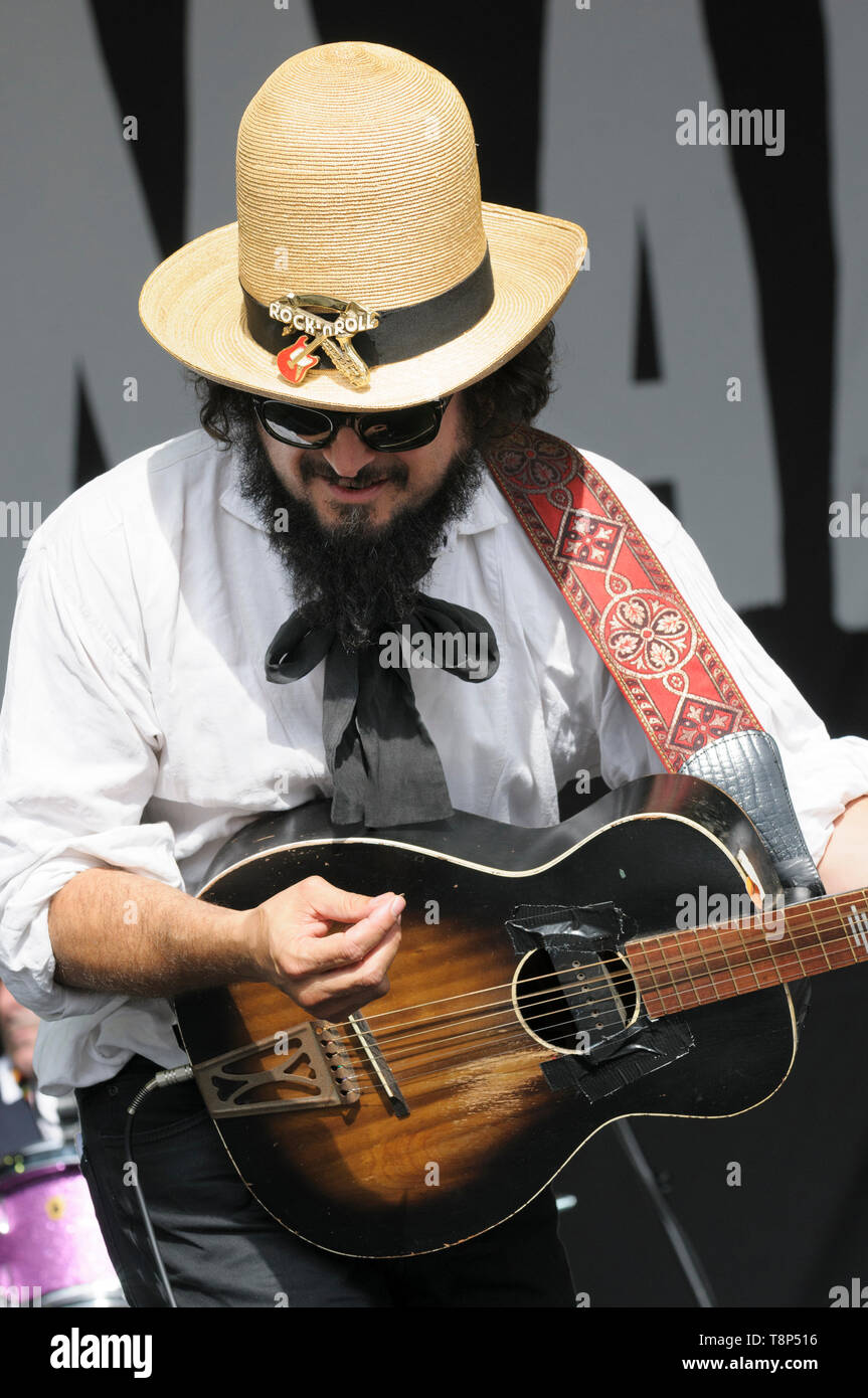 Vinicio Capossela und der La Banda della Posta (die Post Band) Durchführung WOMAD-Festival, Charlton Park, UK, 27. Juli 2014 Stockfoto