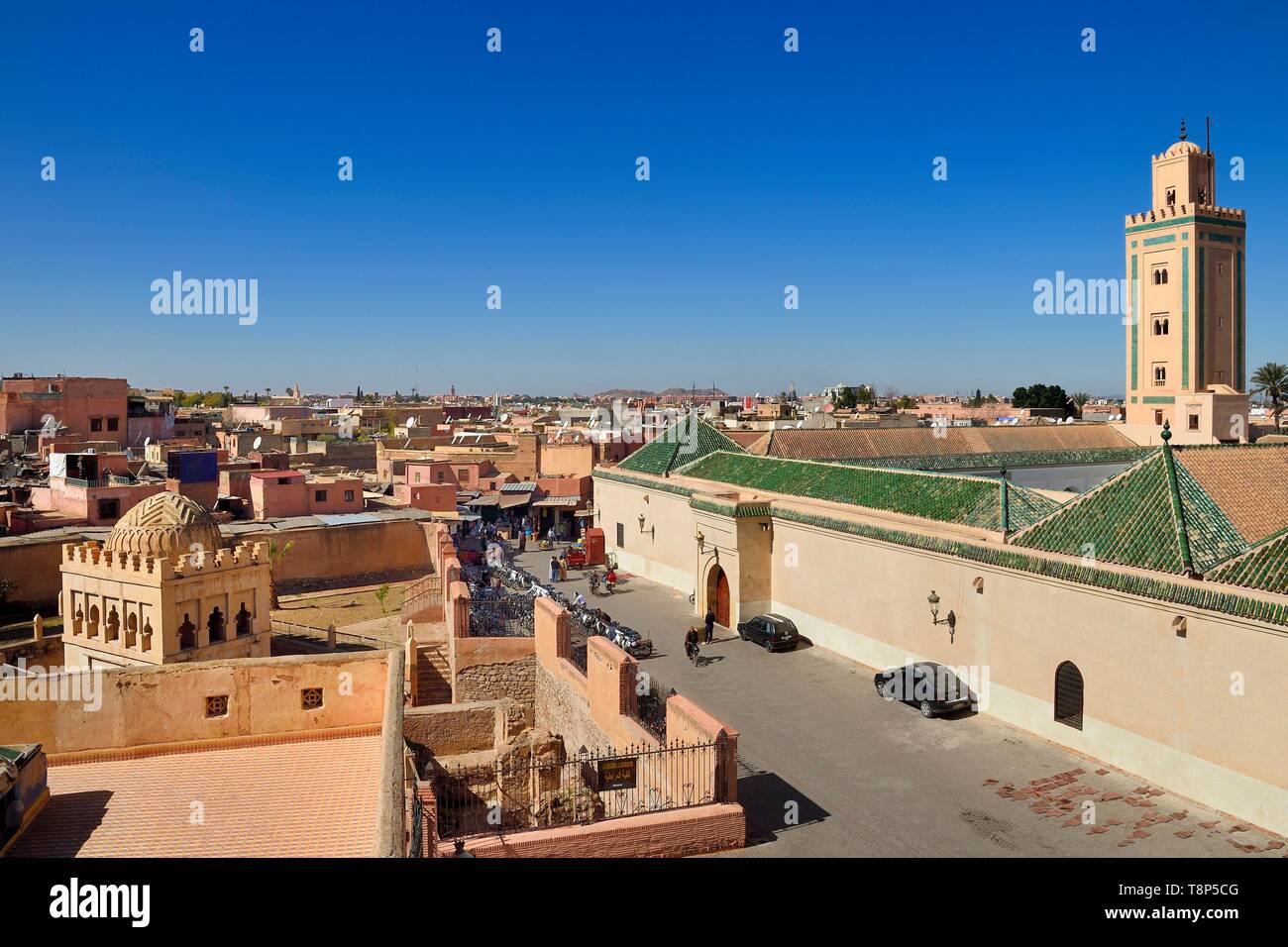 Marokko, Hoher Atlas, Marrakesch, Imperial City, Medina als Weltkulturerbe von der UNESCO, Kissariat Ben Youssef Square, der Ben Youssef Moschee auf der rechten und der Almoraviden Koubba (Waschung Zentrum für Gläubige in die Moschee zu gehen) auf der linken Seite Stockfoto