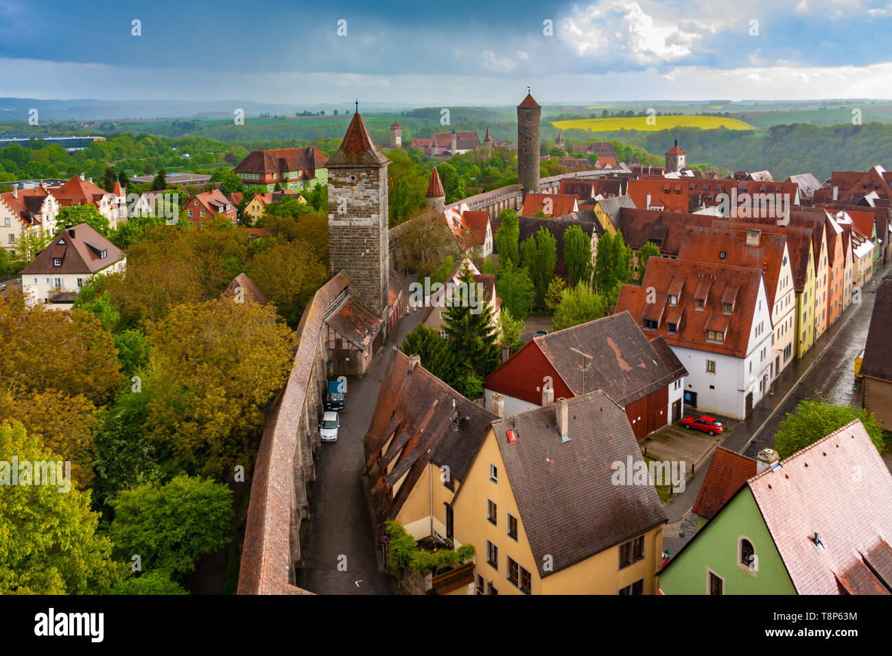 Großes Luftbild von Rothenburg o.d. Tauber, einer Stadt in der Region Franken in Bayern, Deutschland. Die mittelalterliche Stadtbefestigung zeigt die äußere... Stockfoto