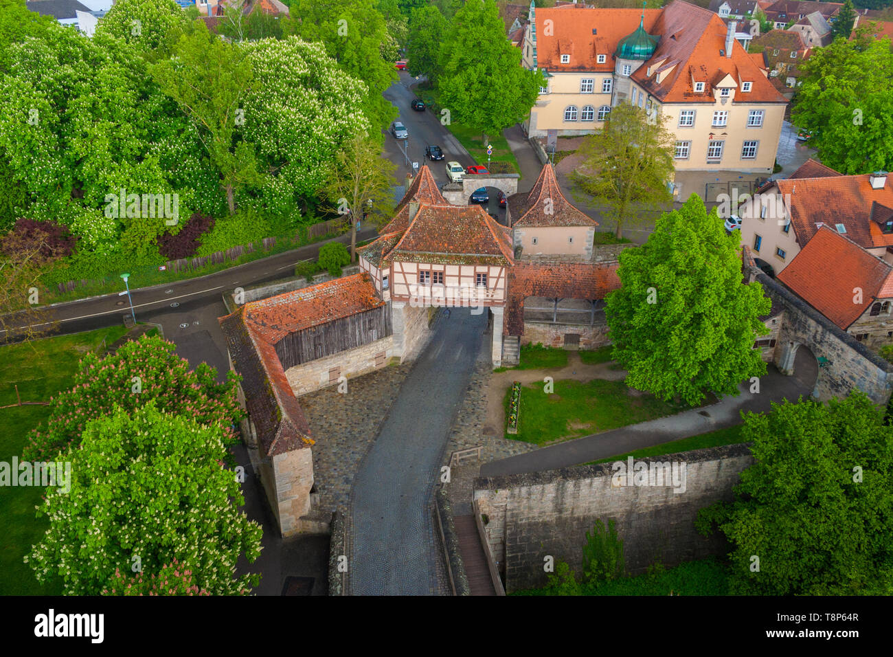 Schöne Luftaufnahme des befestigten Außenposten oder Gateway als äußere Verteidigung zu der mittelalterlichen Stadt Rothenburg o.d. Tauber in Deutschland. Der gepflasterten Straße... Stockfoto
