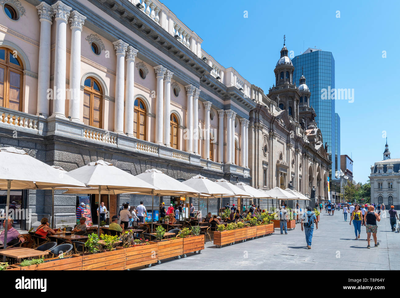 Santiago, Plaza de Armas. Sidewalk Cafe mit der Metropolitan Kathedrale hinter, Plaza de Armas, Santiago Centro, Santiago, Chile, Südamerika Stockfoto