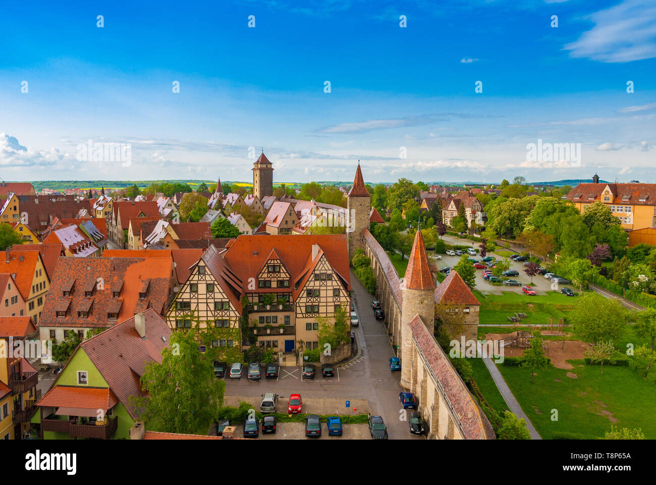 Schöne Antenne Panoramablick Rothenburg o.d. Tauber an einem schönen Tag mit blauem Himmel in Bayern, Deutschland. Die berühmten gut erhaltenen mittelalterlichen Altstadt... Stockfoto