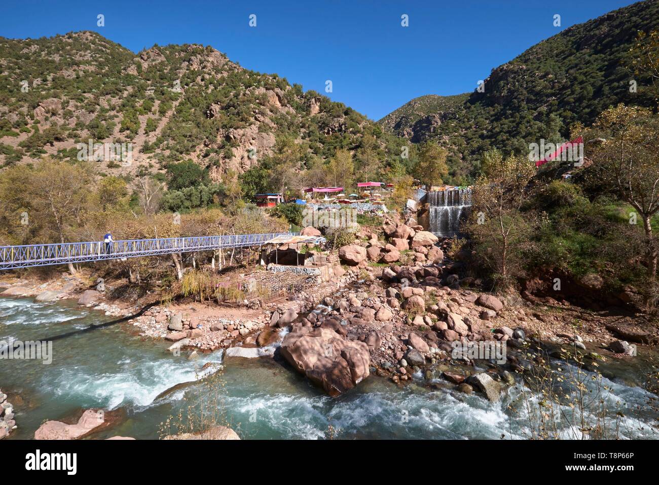 Marokko, Hoher Atlas, Tal von Ourika, Brücke überspannt den Fluss und Restaurant in der Nähe des Wasserfalls Stockfoto