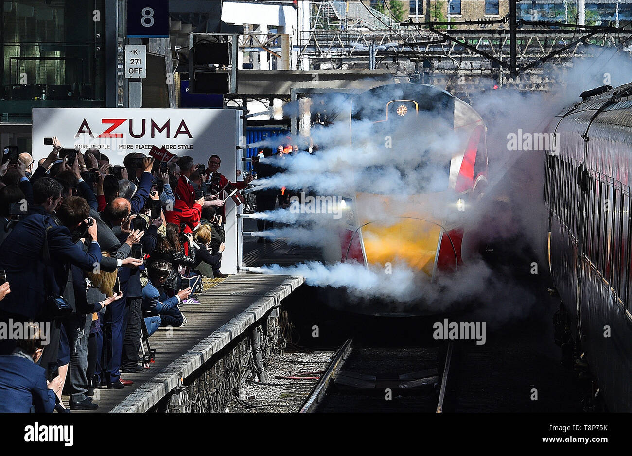 Einer der neuen LNER von Azuma Züge kommt auf Gleis 8 im Bahnhof King's Cross in London. Stockfoto