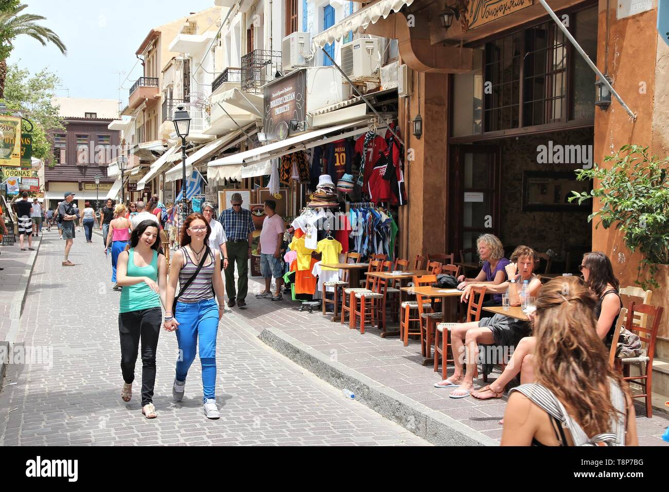 RETHYMNON, Griechenland - 23. Mai, 2013: die Menschen in der Altstadt von Rethymnon, Kreta, Griechenland. Es ist die 3. größte Stadt der Insel. Kreta zieht 2,8 mi Stockfoto