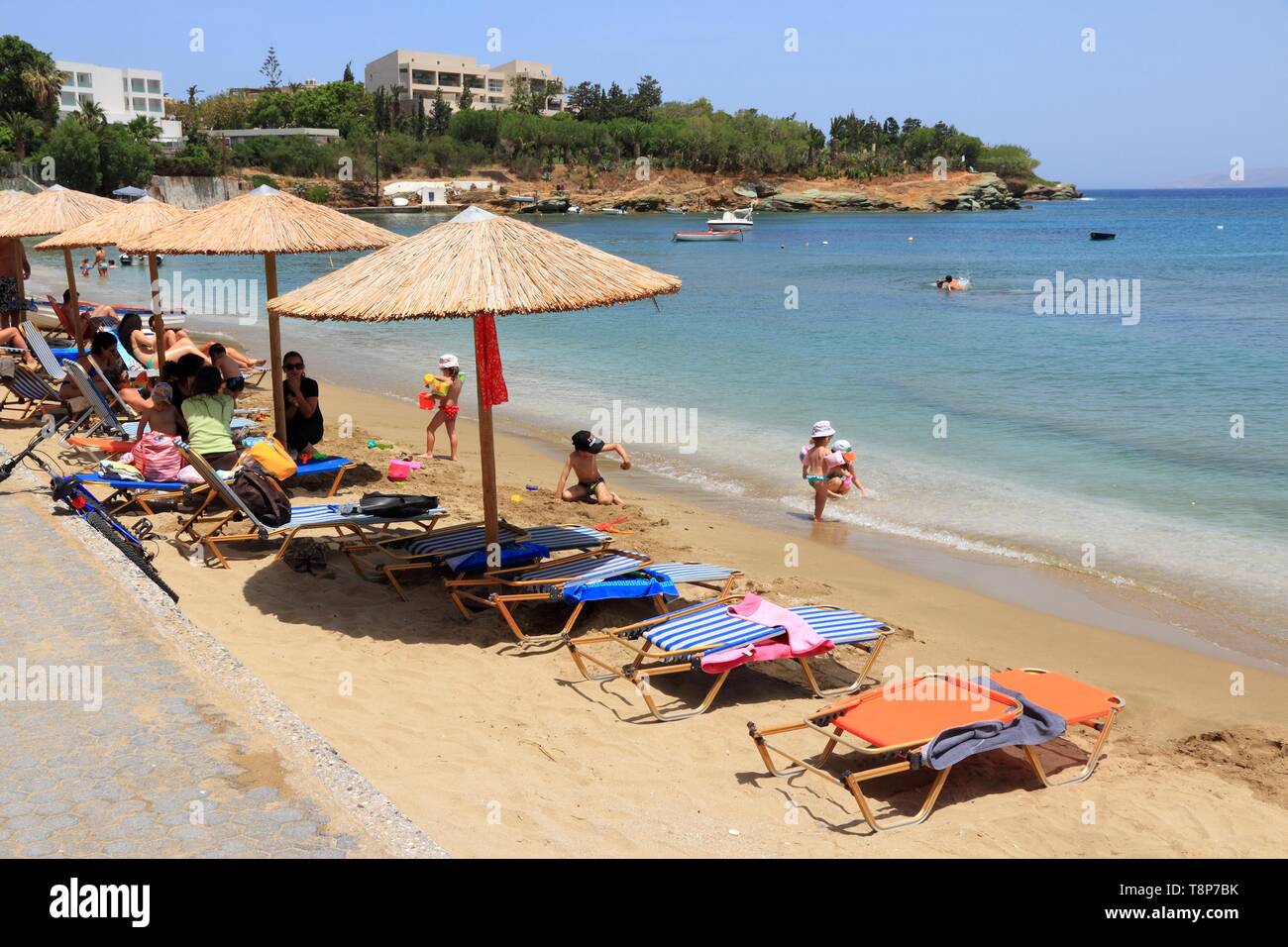 AGIA PELAGIA, Griechenland - 18. MAI 2013: Menschen Beach in Agia Pelagia, Kreta, Griechenland. Kreta zieht jährlich 2,8 Millionen Touristen (2011). Stockfoto