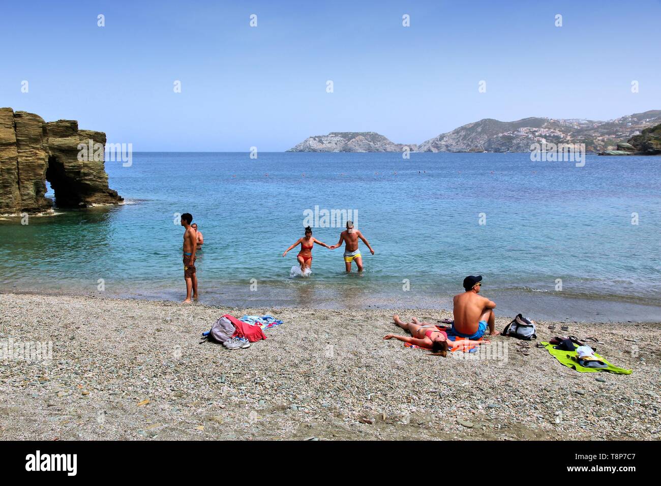 AGIA PELAGIA, Griechenland - 21. MAI 2013: Menschen Beach in Agia Pelagia, Kreta, Griechenland. Kreta zieht jährlich 2,8 Millionen Touristen (2011). Stockfoto