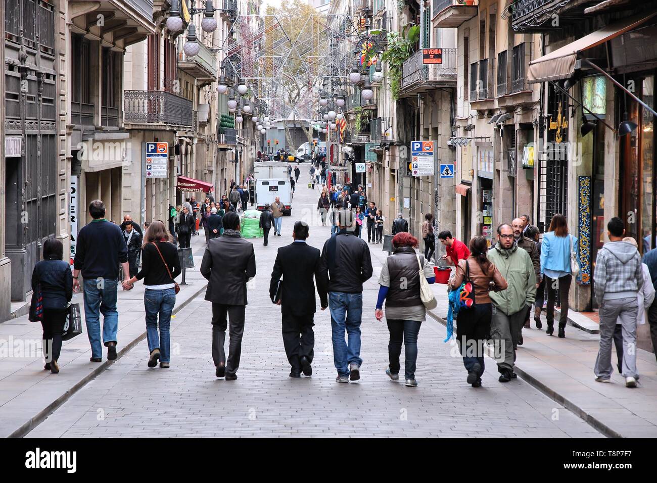 BARCELONA, Spanien - 6. NOVEMBER 2012: Menschen laufen Carrer de Ferran Straße in Barcelona. Nach Mastercard, Barcelona ist der 15 meistbesuchten Cit Stockfoto