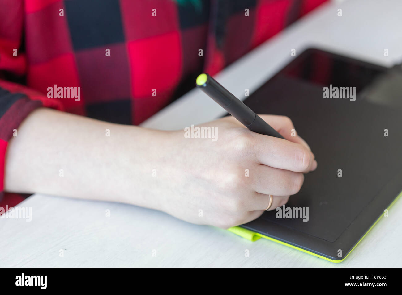 Unternehmen, Designer und Animator Konzept - Nahaufnahme einer Hand, der Graphic Designer Zeichnung an der Tafel Stockfoto