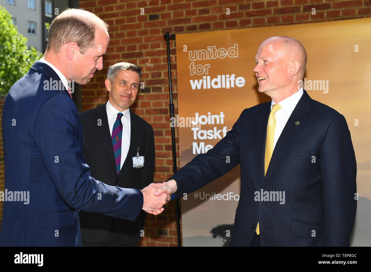 Der Herzog von Cambridge schüttelt Hände mit Iain Duncan Smith als zu einem Vereinigten kommt für Wildlife Joint Task Force Sitzung an der Royal Geographical Society in London. Stockfoto