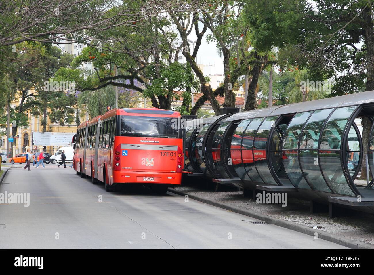 CURITIBA, BRASILIEN - OKTOBER 7, 2014: die Menschen fahren mit dem Bus in Curitiba, Brasilien. In Curitiba bus-system ist weltweit bekannt für seine Effizienz. Im Jahr 197 gegründet. Stockfoto