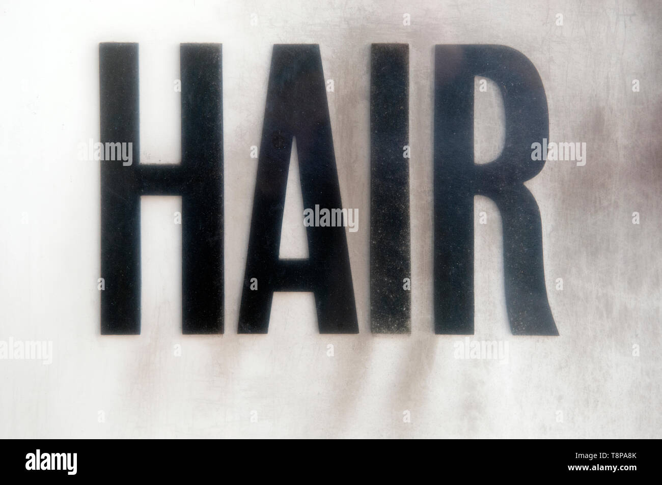 Das Wort Haar in fetten schwarzen Schriftzug auf einem Grubby Milchglas Hintergrund Stockfoto