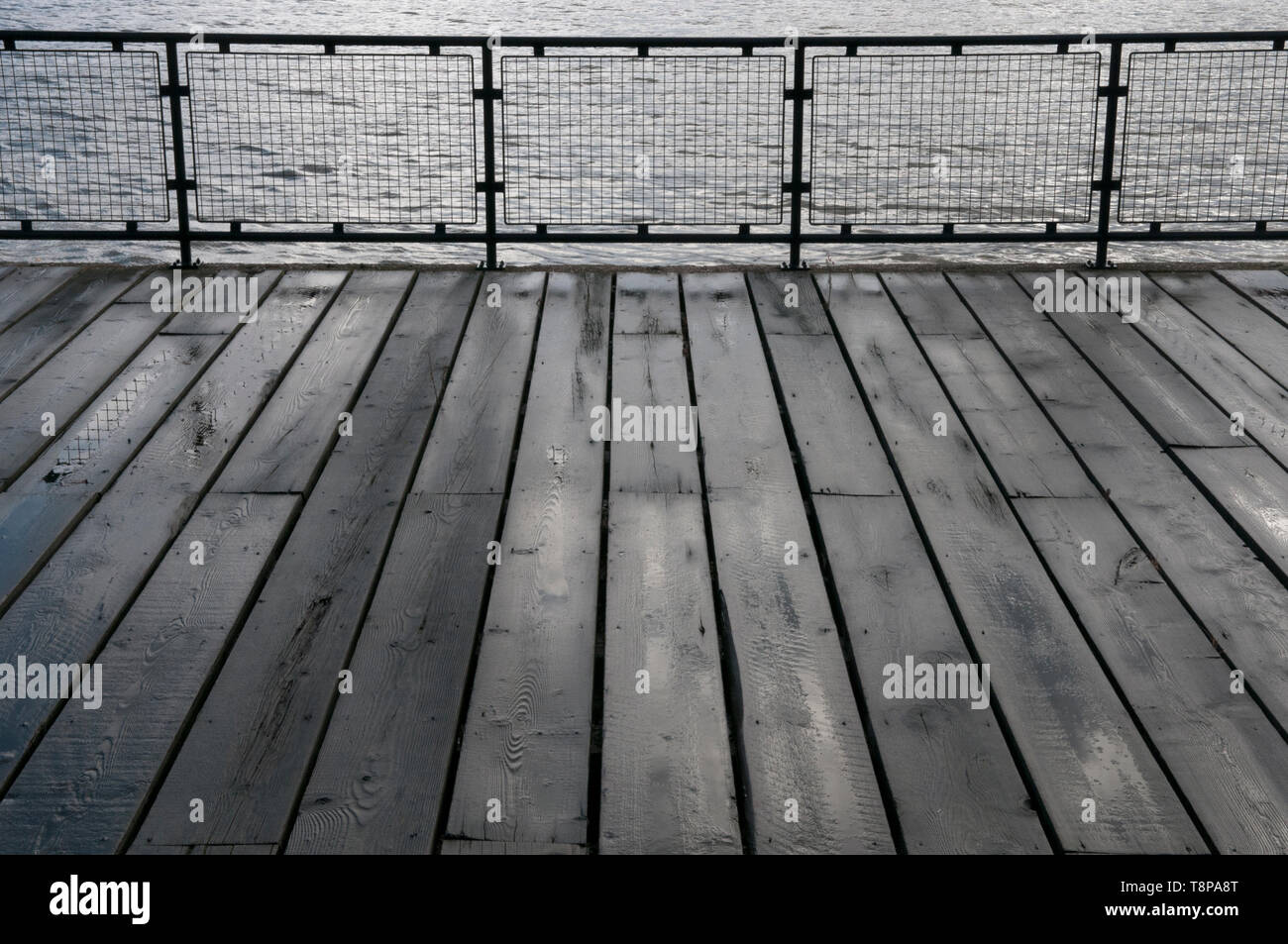 Eine Promenade entlang der Themse in London auf einem grauen regnerischen Tag Stockfoto