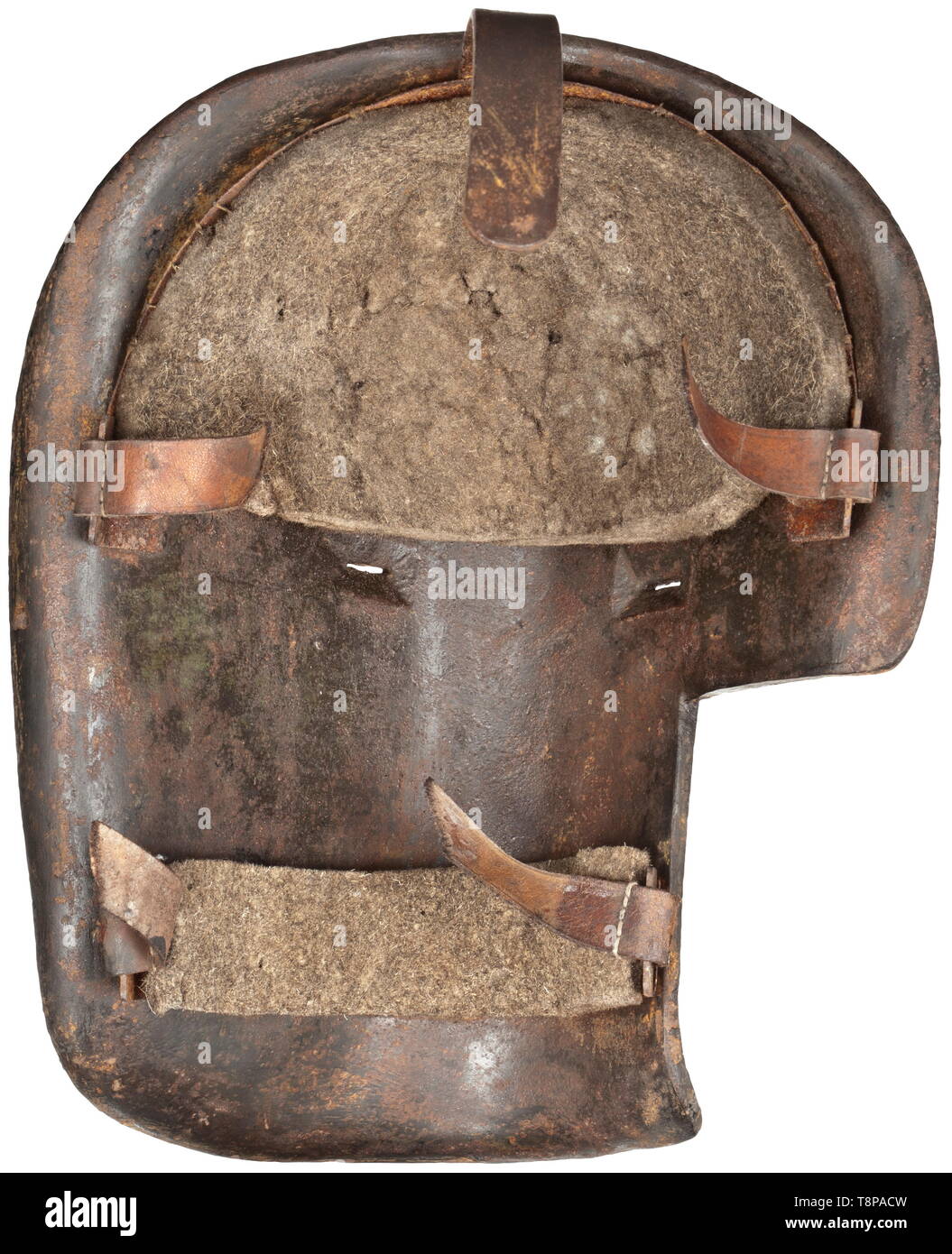 Ein Helm Frontplatte für Grabenkämpfe aus einer massiven Stahlblech gepresst, Dicke ca. 6 mm. Mit zwei Vision Schlitze (ca. 15 x 1,5 mm) und eine Aussparung auf der rechten Seite der Wange zu erleichtern, beziehungsweise mit der Waffe. Auf ein metall schnalle der Platte am Kopf gang der Träger zu montieren. Das Innere ist gesäumt mit Filz, ähnlich wie die Auskleidung des berühmten Deutschen graben Rüstung, bzw. Druck zu verringern das Gesicht der Banditen zu schützen. Die Lederriemen sind etwas spröde oder fehlt. Beide Seiten mit Spuren von, Additional-Rights - Clearance-Info - Not-Available Stockfoto