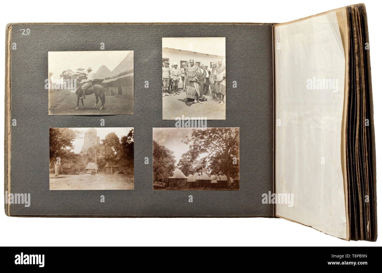 Ein Fotoalbum von Lieutenant Fechtner der Deutschen Schutztruppe - Zeit der Service in Kamerun Großformat-Album mit 44 Seiten und Bettwäsche. Die vordere mit gedruckten Aufschrift "Kamerun 1909/10" und Jugendstil Motiv. Im Album 128 teils grossformatige Fotos (mit Untertiteln auf der Rückseite) aus dem Gebiet der ehemaligen deutschen Kolonie, die Bereitstellungen und Paraden der deutschen Kolonialsoldaten, der deutsche Handel Schiffe, Kasernen und Unterkünfte oder Wohngebäude. Gräber der Offiziere Hans Glauning und Ernst Hans, Additional-Rights - Clearance-Info - Not-Available Stockfoto